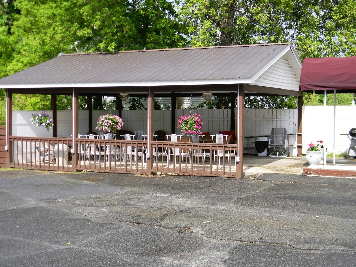 Ticonderoga The Stone House Motel & Motor Lodge מראה חיצוני תמונה